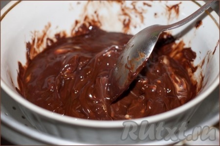 Шоколад поломать на кусочки и растопить на водяной бане. Вмешать размягченное сливочное масло.