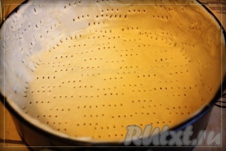 Заранее разморозить слоёное тесто. Выложить тесто в форму для выпечки (толщина теста 0,3-0,5 см), сделав бортики. Наколоть поверхность теста в нескольких местах вилкой. Отправить форму со слоёным тестом на 10 минут в разогретую до 200 градусов духовку.