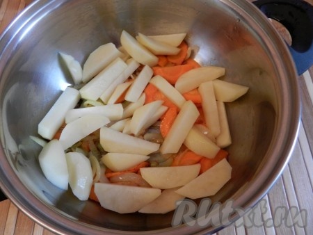 Переложить в кастрюлю лук и морковь, добавить очищенный и нарезанный картофель, залить водой так, чтобы она покрывала овощи на 1-2 см, и поставить варить.