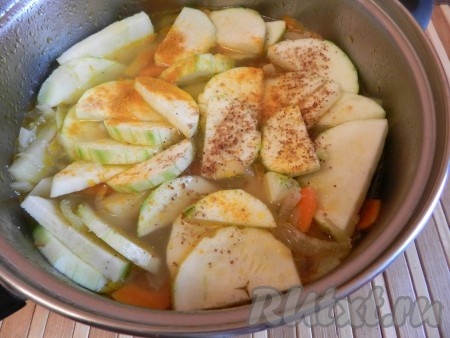 Через 10 минут добавить в суп кабачок. Посолить, добавить специи, если нужно долить воды и варить овощной суп еще 10 минут.