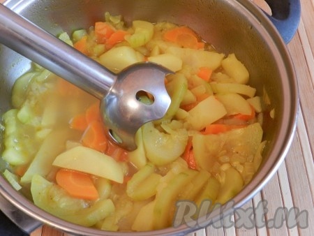 Когда овощи сварятся, пюрировать суп. Влить сливки, снова поставить на огонь, довести до кипения и выключить. 