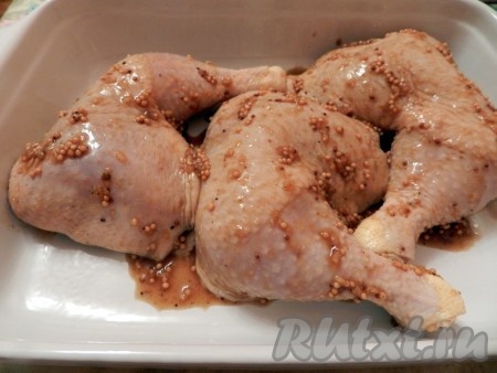 Положить подготовленные куриные бедра в форму для запекания и отправить в духовку, разогретую до 200 градусов, на 45-50 минут.