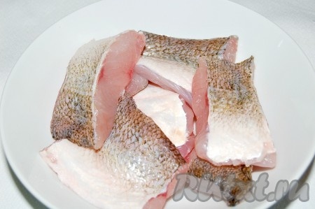Филе рыбы нарезать на небольшие кусочки.