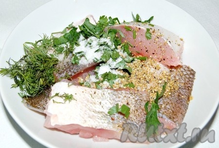 Добавить к нарезанной рыбе петрушку, укроп, лимонный перец и соль.