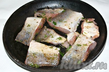 Затем выложить кусочки рыбы на сковородку.