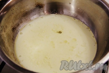 Приготовим тесто для наших плюшек. Для этого молоко и сливочное масло нагреть до комнатной температуры. Растворить в нем дрожжи, сахар, соль, ванильный сахар.