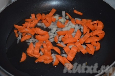 Лук, морковь, чеснок нарезать, обжарить на растительном масле 2-3 минуты.