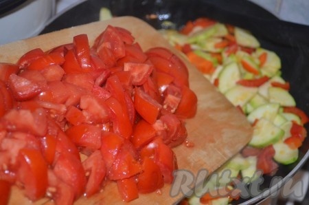 Далее добавить к овощам порезанные кубиками помидоры. Тушить 5 минут.