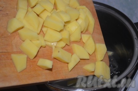 В кастрюлю налить воду, довести до кипения, опустить нарезанный картофель. Довести до кипения.