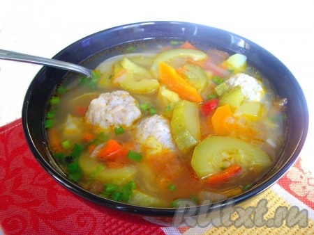 При подаче овощной суп с кабачком и фрикадельками посыпать зеленью.