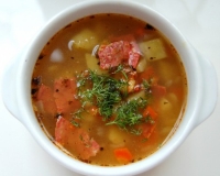 Сытный суп с копченой колбасой