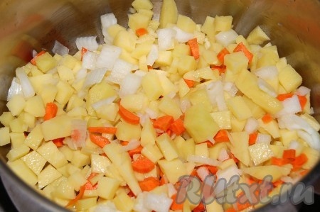 Почистить картофель, морковь, лук, нарезать одинаковыми кубиками маленького размера, поместить в кастрюлю, залить водой и поставить вариться.