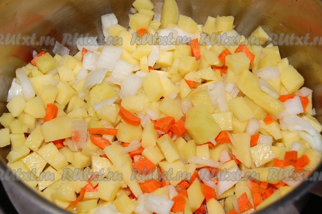 Почистить картофель, морковь, лук, нарезать одинаковыми кубиками маленького размера, поместить в кастрюлю, залить водой и поставить вариться.
