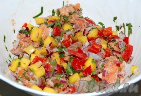 Залить овощи с рыбой маринадом и убрать мариноваться в прохладное место на 30 минут.