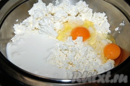 Мягкий сыр размять вилкой. Для приготовления начинки соединить в миске творог, сыр, кефир и 2 яйца. 