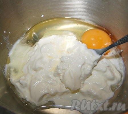 Отдельно смешать сметану с одним яйцом с помощью вилки (до однородности) и этой смесью залить весь пирог.
