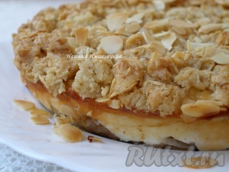 Вкуснейший овсяный пирог с творожной начинкой и яблоками готов.