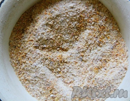 Достаём из духовки нашу сухую смесь и измельчаем в блендере, даём остыть, затем смешиваем её с пшеничной мукой.
