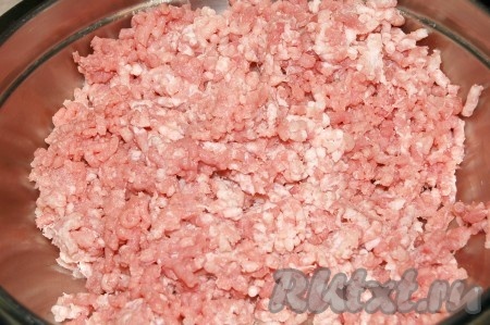 Подготовить свиной фарш, прокрутив кусочки свинины через мясорубку. 