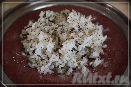 К получившейся печёночной массе добавить остывший варёный рис, перемешать.
