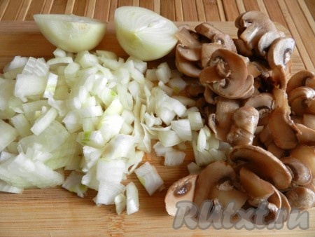 Мелко нарезать лук и грибы.