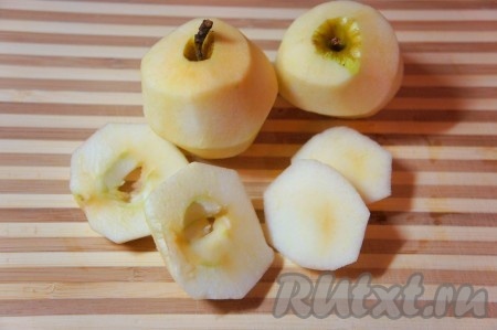 Яблоки очистить от кожуры, удалить семечки и грубые перегородки. Нарезать.