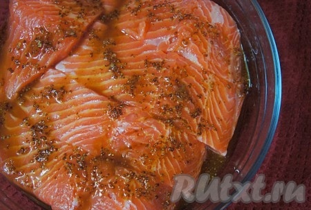Кусочки рыбы уложить в жаропрочную форму. Залить рыбу приготовленным маринадом.