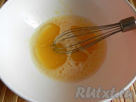 Яйца взбить с солью, сахаром и растительным маслом.