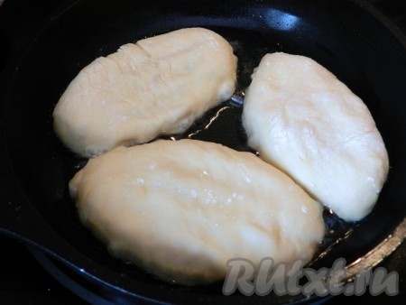 В сковороде разогреть растительное масло и обжаривать пирожки с картошкой с двух сторон на среднем огне.