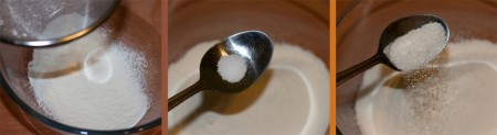 В миску просеиваем муку, добавляем соль и сахар.