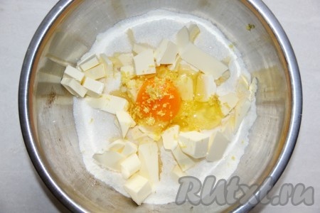 Для приготовления основы тарта просеиваем муку, добавляем к ней мягкое сливочное масло, яйцо, сахарную пудру и цедру лимона. Замешиваем из данных ингредиентов тесто и отправляем его на 30 минут в холодильник.