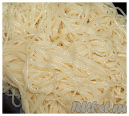 Тем временем отварить спагетти, как указано на упаковке.

