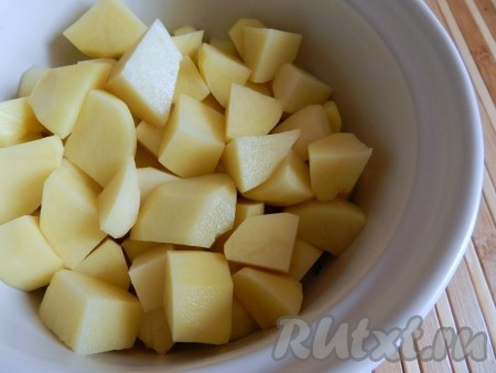 Картофель нарезать и выложить в кастрюлю.