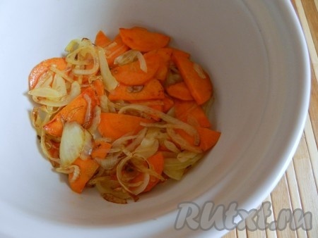 В сковороде разогреть растительное и сливочное масло, обжарить немного лук и морковь. Переложить в кастрюлю, в которой будет тушиться картофель.