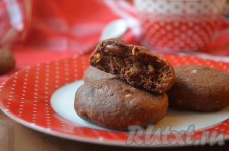 Шоколадное печенье с кусочками шоколада и орехами, приготовленное по этому рецепту, получается ароматным и необыкновенно вкусным. Испеките это печенье, не пожалеете!
