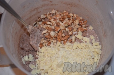 Добавить в тесто порубленный на мелкие кусочки шоколад и орехи. Замесить тесто для печенья руками и сформировать из него шар. Шоколадное тесто должно получиться мягким, хорошо держащим форму.