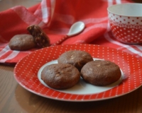 Шоколадное печенье с кусочками шоколада и орехами