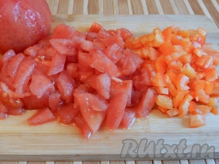 Болгарский перец очистить и нарезать мелко. С помидоров снять кожицу и нарезать кубиками.