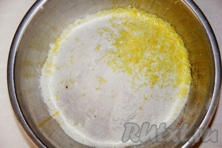 Для того чтобы замесить тесто, нужно смешать в миске  муку, сахар, дрожжи, соль, цедру лимона. 
