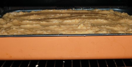 Отправить противень с яблочным пюре в заранее нагретую до 200 градусов духовку.