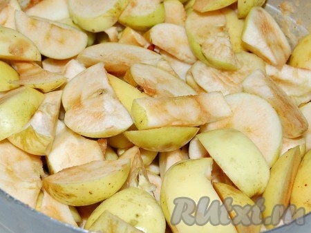 Яблоки очистить от семечек и нарезать на дольки произвольной формы и размеров. Сложить в кастрюлю.