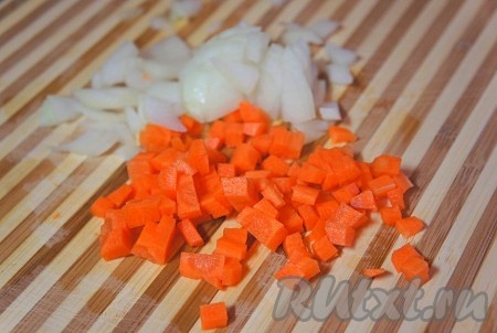 Морковь нарезать мелким кубиком или натереть на тёрке, кому как нравится больше. Лук мелко нарезать. Обжарить овощи в течение нескольких минут с добавлением небольшого количества растительного масла.