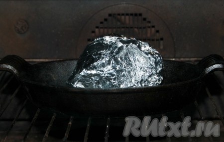 Отправить свеклу в фольге запекаться в заранее нагретую до 200 градусов духовку на 40 минут.
