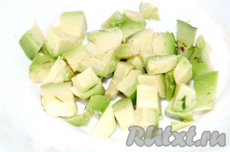 Очищенное авокадо для салата нарезать мелкими кусочками. Сразу сбрызнуть лимонным соком, чтобы авокадо не потемнел.
