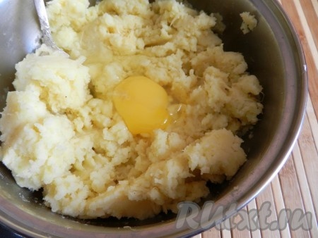 В пюре добавить сыр, яйцо, приправить перцем, перемешать.