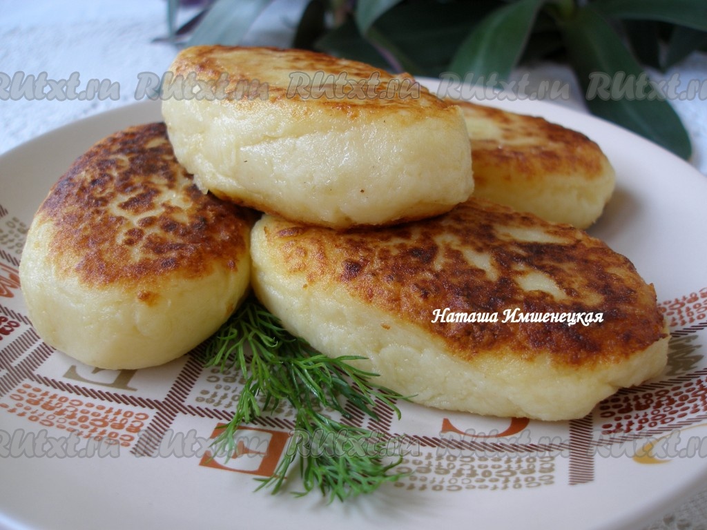 Картофельные котлеты из пюре с сыром и колбасой на сковороде рецепт с фото