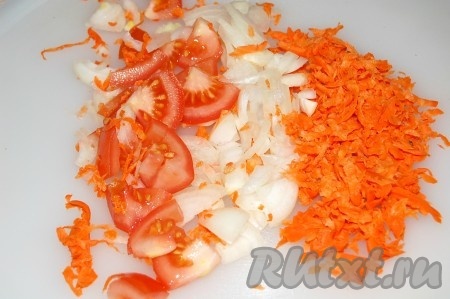 Пока картофель варится, начать готовить зажарку для щей. Для этого морковь натереть на крупной терке, помидоры и  репчатый лук нарезать небольшими кусочками.
