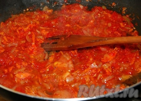 Через 10 минут добавить томатную пасту и сладкий перец.
