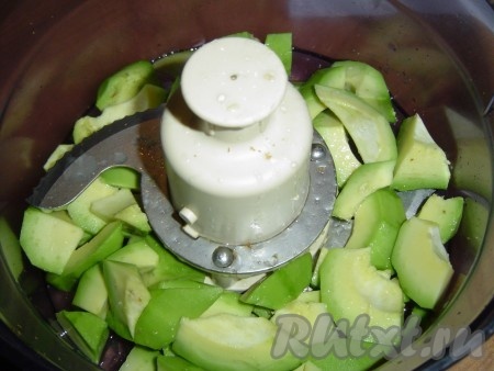 Почистить авокадо, удалить косточку, порезать небольшими кусочками, поместить в блендер, посолить и поперчить по вкусу, а затем взбить до состояния пюре.
