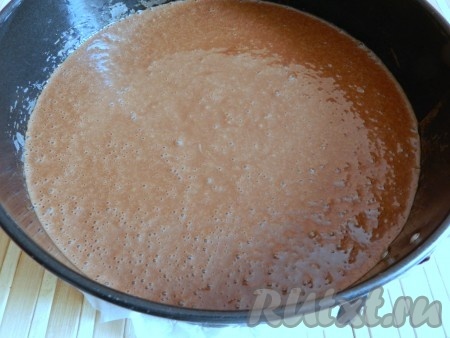 Форму для выпечки смазать маслом (растительным или сливочным), вылить тесто и выпекать бисквит в разогретой духовке при температуре 180 градусов 30 минут.
